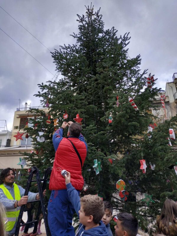 στολισμός-χριστουγεννιάτικου-δένδρου-1ο-Δημοτικο-ναυπακτος-τοπική-κοινότητα 