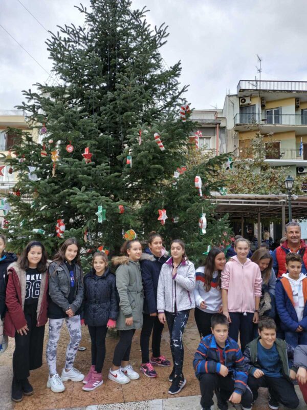 στολισμός-χριστουγεννιάτικου-δένδρου-1ο-Δημοτικο-ναυπακτος-τοπική-κοινότητα 
