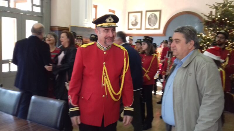 Η Φιλαρμονική με επικεφαλής τον μαέστρο Δημήτρη Αμπατζή έφτασε στο δημαρχείο της Ναυπάκτου στις 11:30 και τα «έψαλλαν» στον Δήμαρχο Βασίλη Γκίζα.