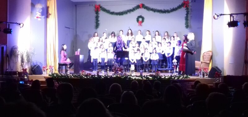 Στην κατάμεστη Παπαχαραλάμπειο αίθουσα εκδηλώσεων η Μικτή χορωδία Ναυπάκτου και η Δημοτική παιδική χορωδία έδωσαν Χριστουγεννιάτικη συναυλία.